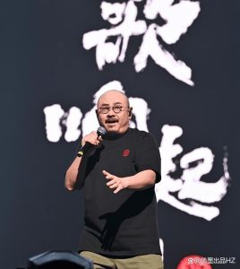 刀郎有没有教授级的文学水平_刀郎的歌，接地气又传神，唱出中国味儿，火得一塌糊涂！