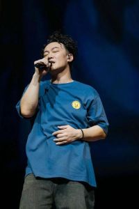陈奕迅高音能唱到哪里_陈奕迅高音虽强但伤声，中低音情感饱满，唱功依旧在线！