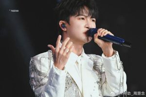 周深的真声音域_周深现场唱功惊艳，美声流行完美融合，声音独特，高音低音都行，但要注意保护声带！