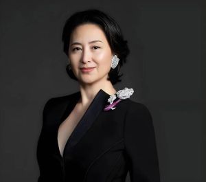 何超琼63岁仍活跃，获学位显干劲，家族故事多