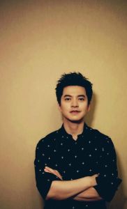 李健属于什么音域_李健音域不窄？轻柔混声显功力，歌声舒服动人