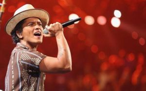 火星哥的欧美乐坛地位_格莱美火星哥Bruno Mars舞台炸裂，舞技超群！