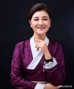 中国最美女中音_徐小凤梅艳芳子祺，好听到让人平静，歌声有故事感