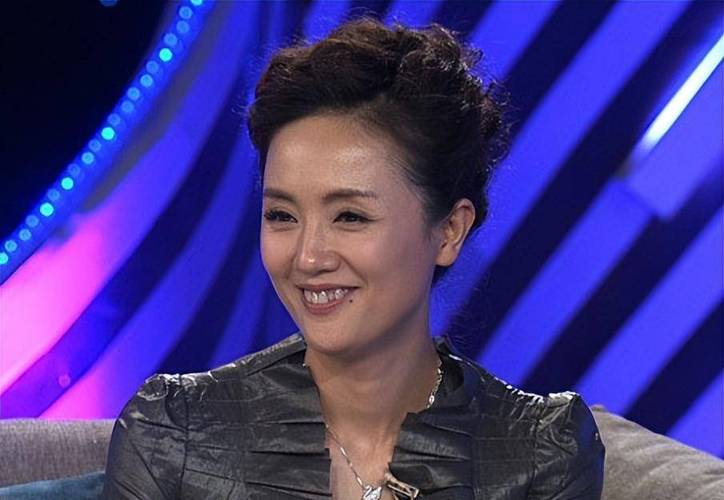 辛柏青被偶遇吃饭显消瘦，李乃文暖心夹菜引心疼，辛柏青妻子朱媛媛意外现身排练照片，夫妻低调生活引关注