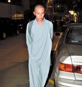 前TVB小生何宝生出家20年，法号道生，现加拿大过着清苦平静生活