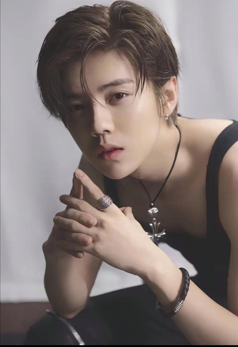 鹿晗曾经有多火_鹿晗演唱会状态惊艳，带动卤煮店生意，新歌不火，影视综艺口碑差，商业价值不如从前，但感情稳定，心态清醒