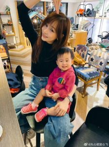 王鸥带混血娃公园散步，网友好奇孩子爸是谁