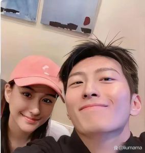 何超莲窦骁戴婚戒辟谣分手，身份特殊感情易受关注