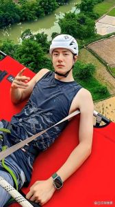 王一博户外综艺玩刺激，徒手爬悬崖险些掉海！