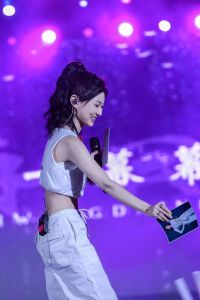 点评阿悠悠的唱功_抖音烟熏嗓女神阿悠悠，一曲相思爆火，真诚唱功圈粉百万！