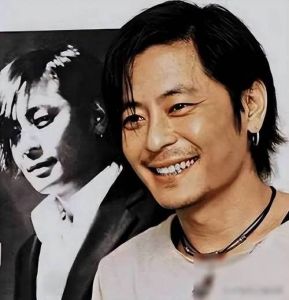 王杰和张国荣那个唱功好_王杰张国荣谁唱功更好？嗓音风格迥异，都是传奇！