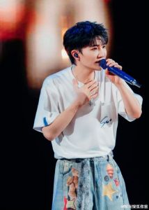 维塔斯对周深评价_周深穿粉色花瓣唱童谣，央视夸他让乡愁变有温度