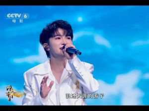 港媒评价周深故乡的云_周深演绎《故乡的云》，空灵嗓音勾起乡愁，感动无数人