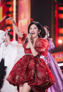 谢娜央视主持转型成功，网友挑刺压力山大