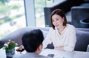 《新闻女王2》黄宗泽演总监狠毒！佘诗曼夸像，他自曝人生黑历史