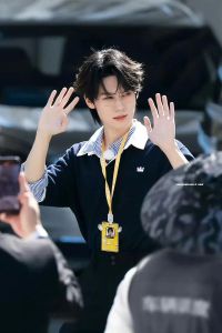 张真源因离开跑男哭了_歌声动人，重情义的全能偶像