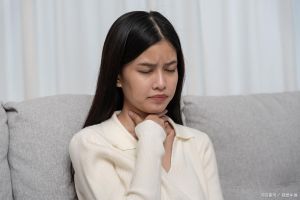 嗓子像吃了把沙子一样难受_喉咙总像有沙子磨？小心慢性咽炎！