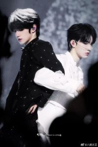 朱志鑫委屈哭苏新皓心疼哄_苏新皓哄委屈朱志鑫，暧昧互动引关注