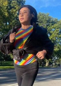 刘晓庆75岁凌晨机场自拍，状态好到不像老人！