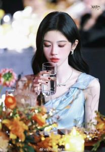 鞠婧祎星光大赏深V惊艳，蓝色妖姬造型高级冷艳！