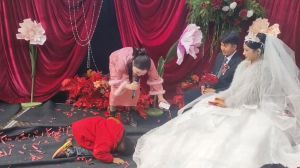 新娘大伯突逝，新郎新娘跪地痛哭，承诺互相扶持