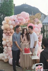 温碧霞生日宴状态好，何祖光紧张防养子，夫妻感情甜蜜？