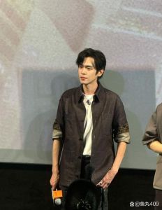 张若昀被路人误会失恋了_张若昀唐艺昕婚姻被造谣，公众人物也需被尊重