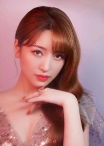 金莎近照_甜歌公主金莎42岁状态好，爱健身健康餐，与男友感情稳定，未来可期
