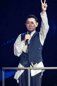刘德华高音甜中音准_刘德华《无间道》声音教科书级！通透饱满辨识度高，稳中带爆发，他是华语表演界标杆！