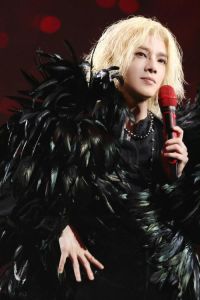 跨度三个音域的男歌手_华语乐坛顶流周深，高音低音都惊艳，地位稳固！