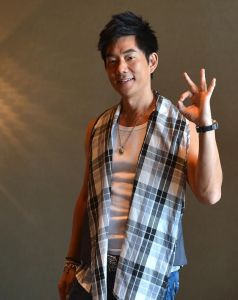 任贤齐的唱功怎么样_国民歌神任贤齐，沙哑嗓音演绎经典情歌，华语乐坛代表人物