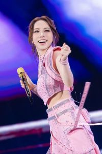 邓紫棋能轻松驾驭高音吗_华语乐坛铁肺女王，高音实力惊人！