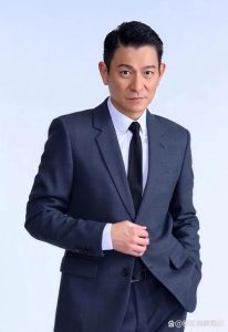 刘德华属于高音低音还是中音_刘德华低沉嗓音辨识度高，90年代风格独特，但伤嗓子，F4咬字歌曲特别火