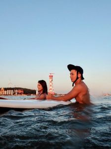 男子和女友在家游泳秀恩爱_男子游泳目睹情侣亲热提前离开抱怨被喂狗粮