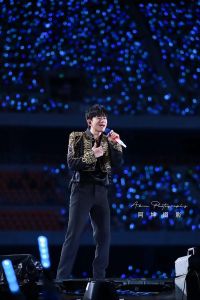 张杰演唱会主题有哪些_张杰演唱会太棒了！南京回溯1982，苏州太空城，澳门森林萤火虫，现场超嗨，互动感十足！