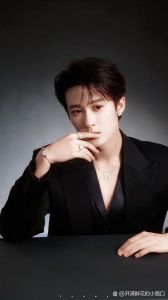 檀健次小16岁恋情的争议，女方回应分手，粉丝网暴引关注