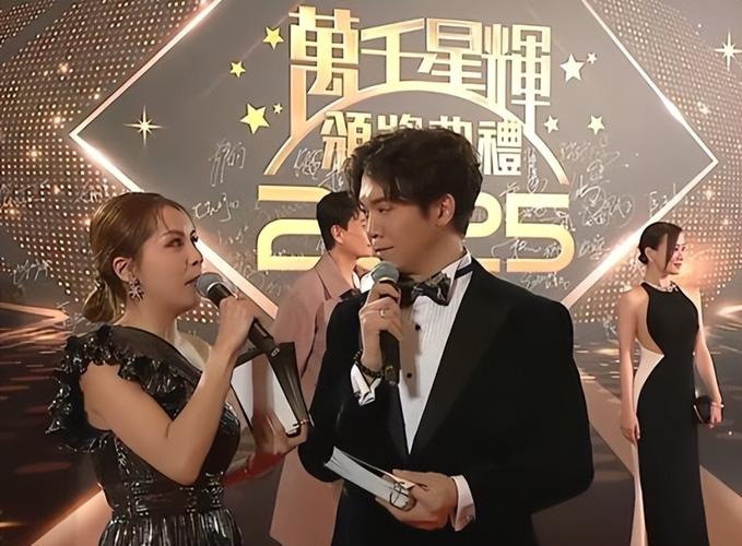 TVB颁奖礼缩水，红毯简陋像年会，明星挤车尴尬，不景气？