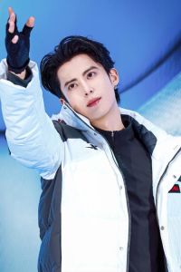 王鹤棣官方IG_选秀出道，经历起伏，凭《苍兰诀》爆红成顶流