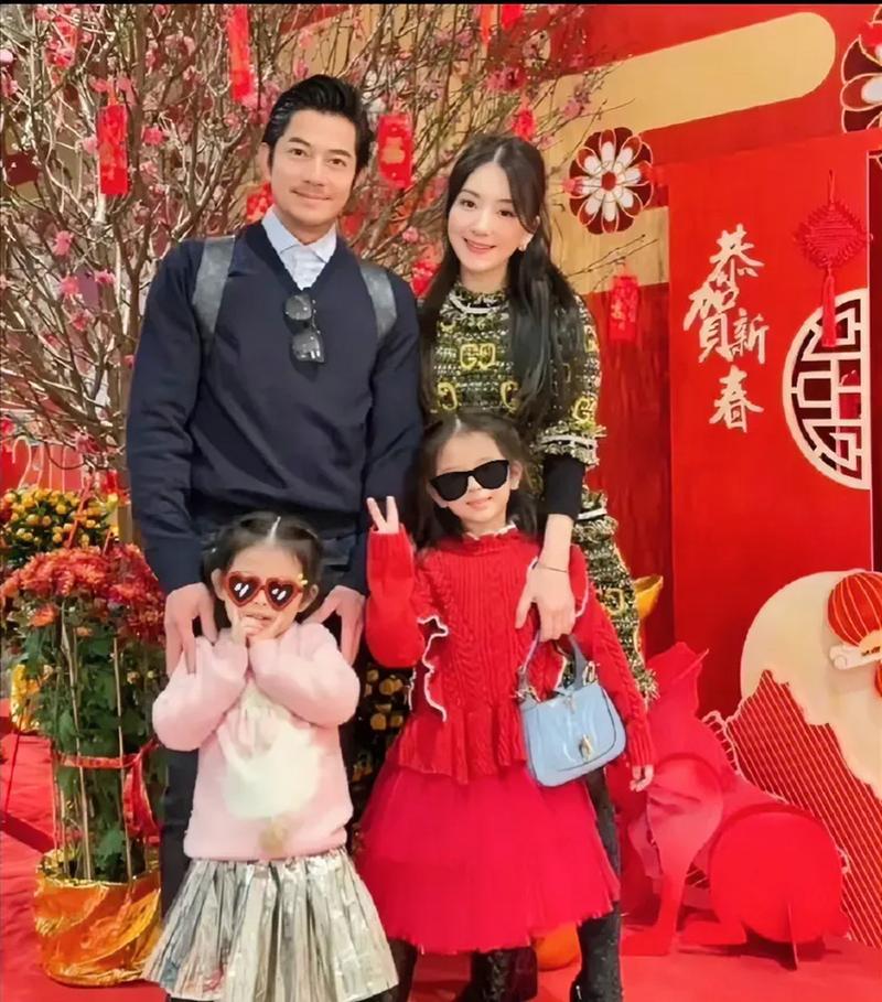 方媛携双女逛街，郭富城帅帅伴娘，一家四口温馨画面