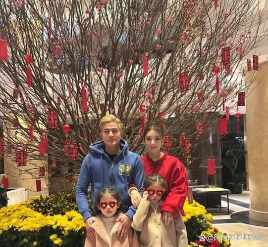 方媛携双女逛街，郭富城帅帅伴娘，一家四口温馨画面