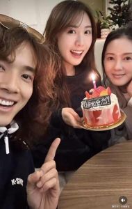 李丽珍60岁素颜庆生，女儿准女婿陪，低调幸福很满足