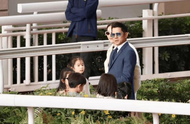 方媛携双女逛街，郭富城帅帅伴娘，一家四口温馨画面