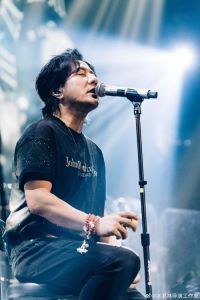 郑钧演唱会吉他手_郑钧演唱会灵魂吉他手，燃爆现场，传递音乐情感！
