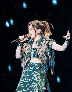 邓紫棋演唱会有哪些亮点_邓紫棋演唱会太棒了！现场嗨翻天，视听效果一流！