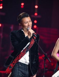 谢霆锋的唱功什么水平_谢霆锋唱歌稳但不跑调，技术有欠缺，港乐风格老套，作曲编曲很厉害