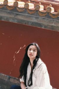 卢昱晓跪地合影宠粉，真诚互动感动粉丝