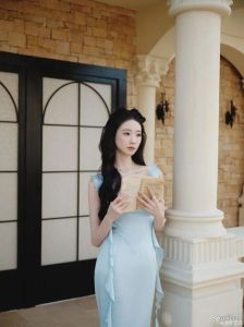 张艺凡冰蓝色连衣裙惊艳亮相，身材高挑又性感！