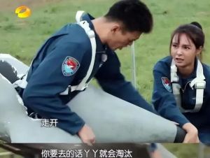 沈梦辰回向往生活，与何炅亲密互动，引网友热议