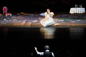 音乐剧男高音女生可以唱吗_女高音挑战男高音，技艺精湛更添色彩