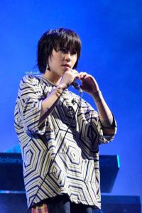 窦靖童第一次唱歌_窦靖童首演唱《生活没有说明书》，王菲助阵，窦唯谢霆锋惊喜现身！